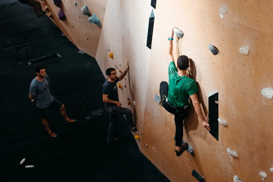 Escalador iniciándose en la escalada