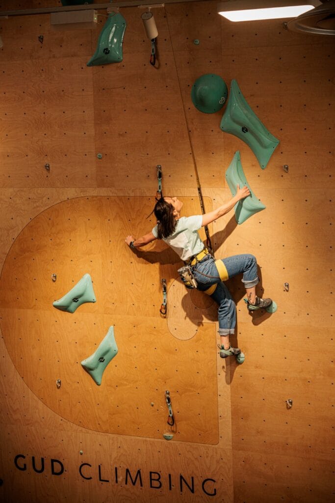 Escaladora poniendo en práctica técnicas de escalada con el auto roll