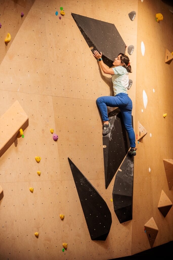 Escaladora poniendo en práctica técnicas de escalada