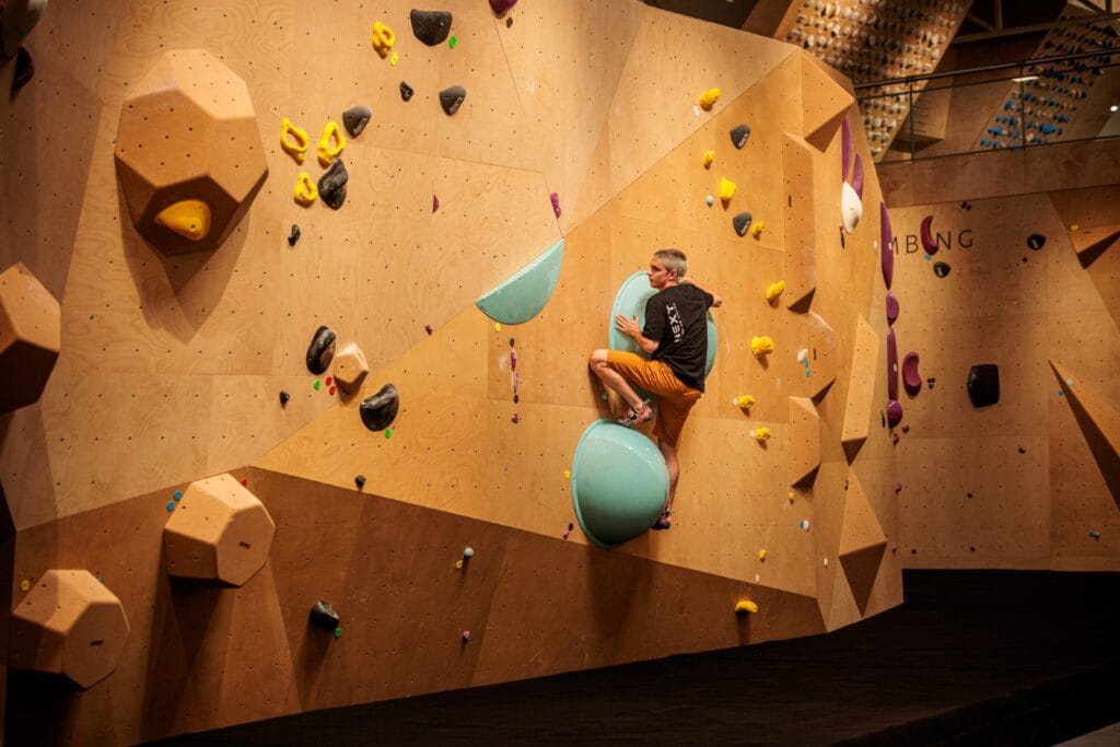 Escalador aprendiendo escalada en el rocódromo Gud Climbing en Murcia