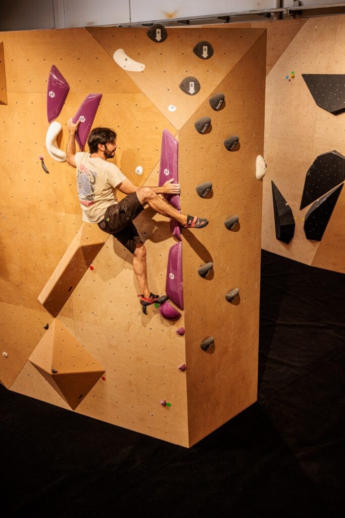Escalador aprendiendo escalada en el rocódromo Gud Climbing