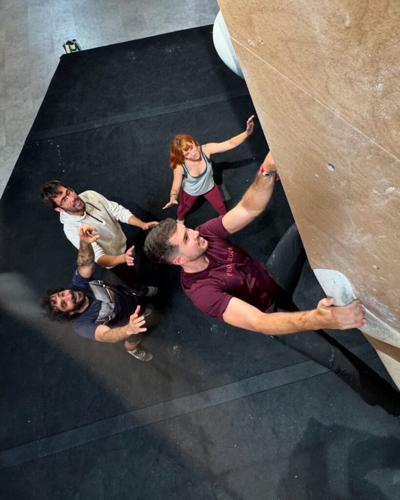 Practicando escalada indoor